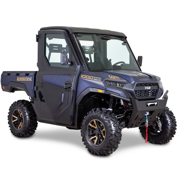 Véhicule tout-terrain noir et bleu avec cabine et roues robustes.